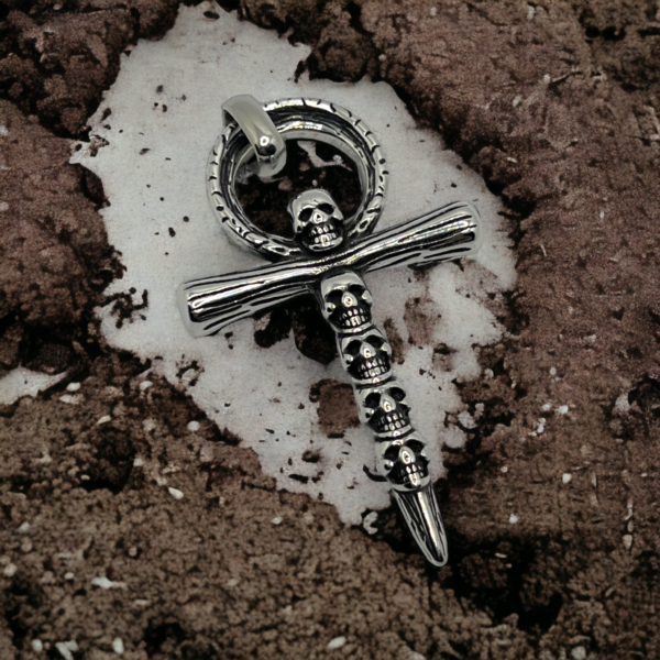 Pendentif croix d'Ankh et crânes